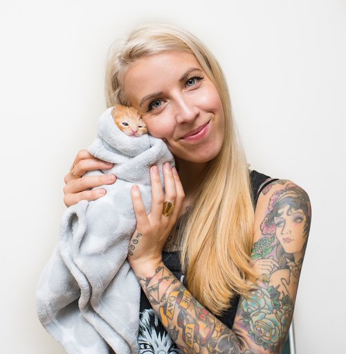 photo of Ms. Hanna Shaw and a kitten